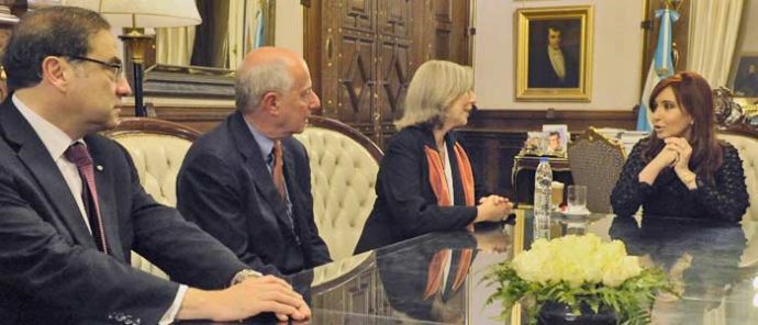 La Presidenta de Argentina, Cristina Fernández de Kirchner; la directora de la Beca PNK por el OLA, Margarita Gutman; el director del OLA, Michael Cohen; y el embajador de Argentina ante Naciones Unidas, Jorge Argüello.