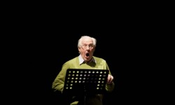 El filósofo francés Alain Badiou actuó en la puesta de su obra Las calabazas