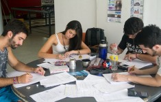 Alumnos estudiando
