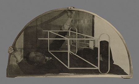 Man Ray, Marcel Duchamp con molino de agua dentro de planeador, 1917