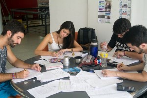 Alumnos-estudiando