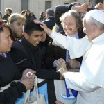 El Papa recibió al rector Carlos Ruta acompañado por estudiantes de la escuela secundaria de la UNSAM