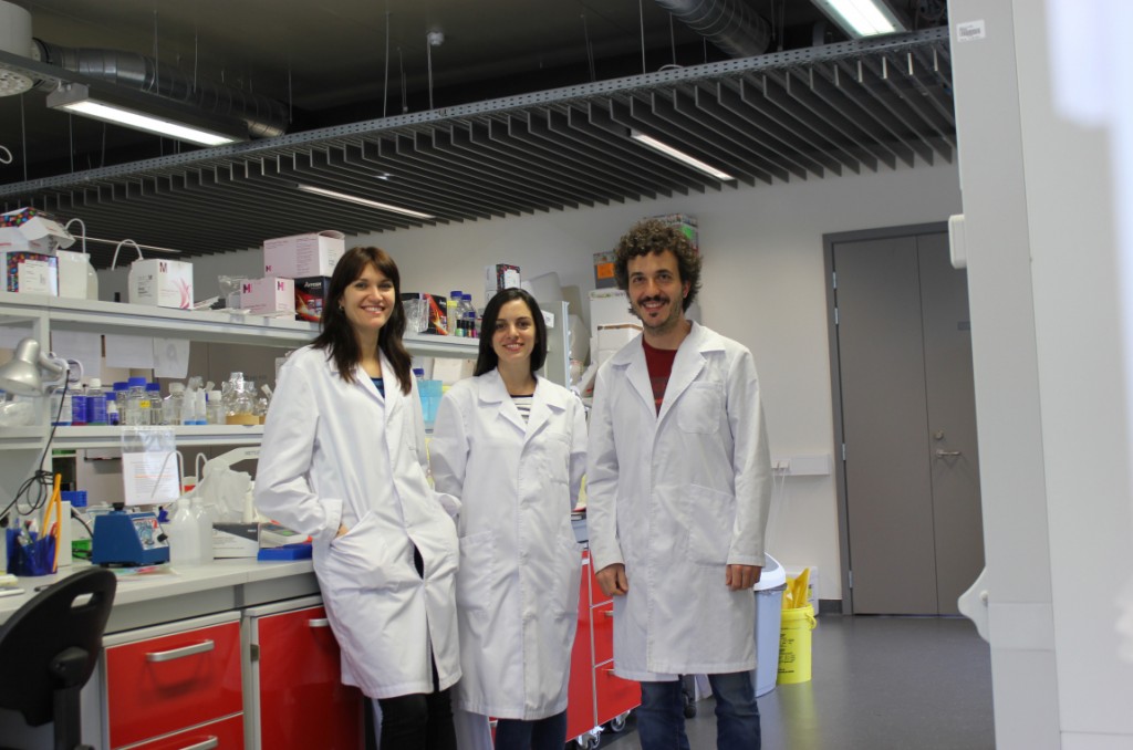 Lorena Simón Gracia, María Inés Diaz Bessone, y Pablo Scodeller en el laboratorio de Nanomedicina de la Universidad de Tartu (Estonia).