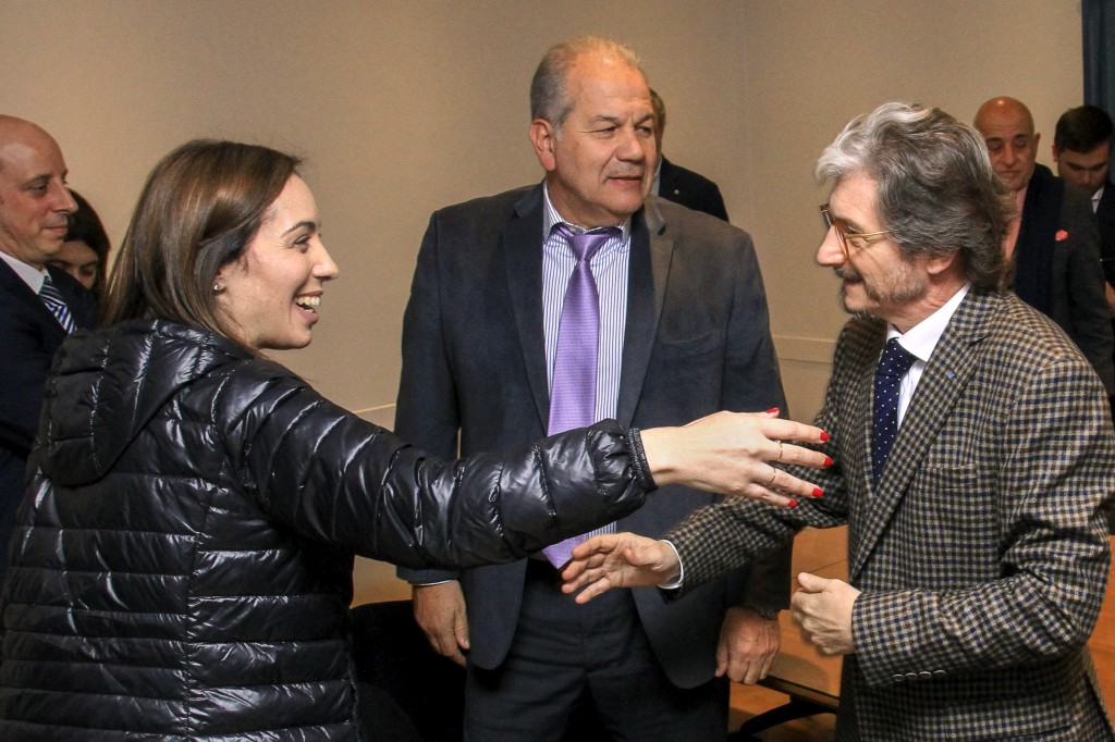 El rector Carlos Ruta y la gobenadora María Eugenia Vidal se saludan. Junto a ellos el rector de la Matanza, Daniel Eduardo Martínez.