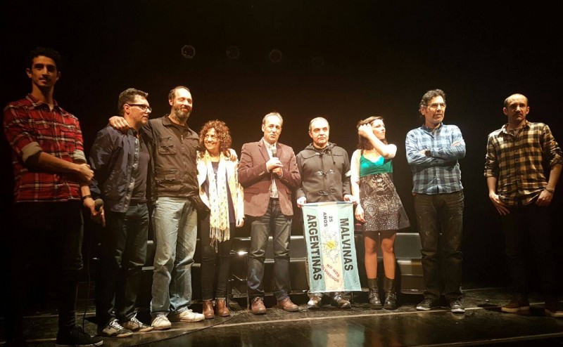 En la foto se observa parte de los actores del corto metraje, el director Diego Lapíz y Ramón Garcés dialogando con el público presente.