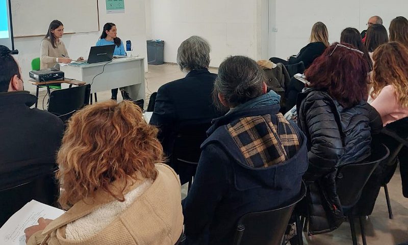 Fotografía de la charla de presentación del Programa, hay expositoras y participantes.