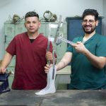 Emiliano y Maicol, dos estudiantes que perdieron una pierna y hoy estudian en la UNSAM para fabricar prótesis