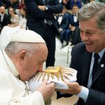 El papa Francisco realizó la experiencia inmersiva <em>Pisar Malvinas</em>